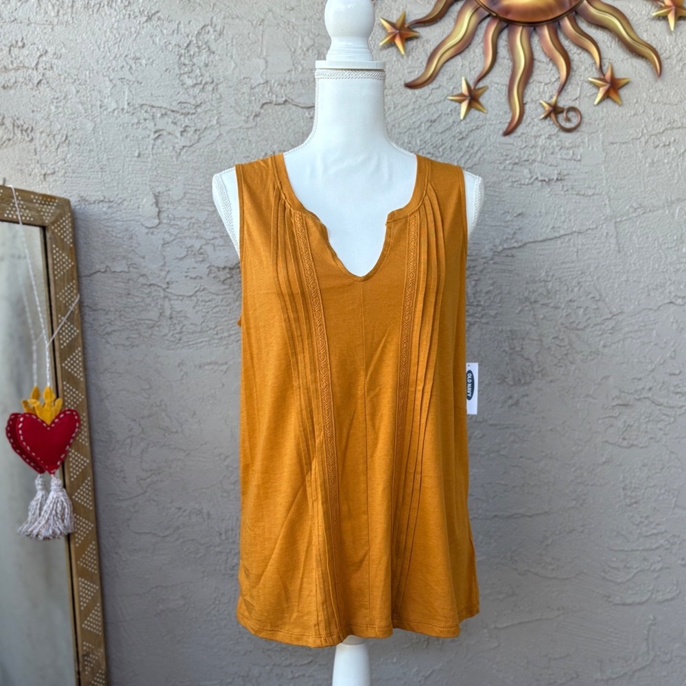 Old Navy Women's Medium Gold Sleeveless Top Tank Pleated V-Neck Casual‎